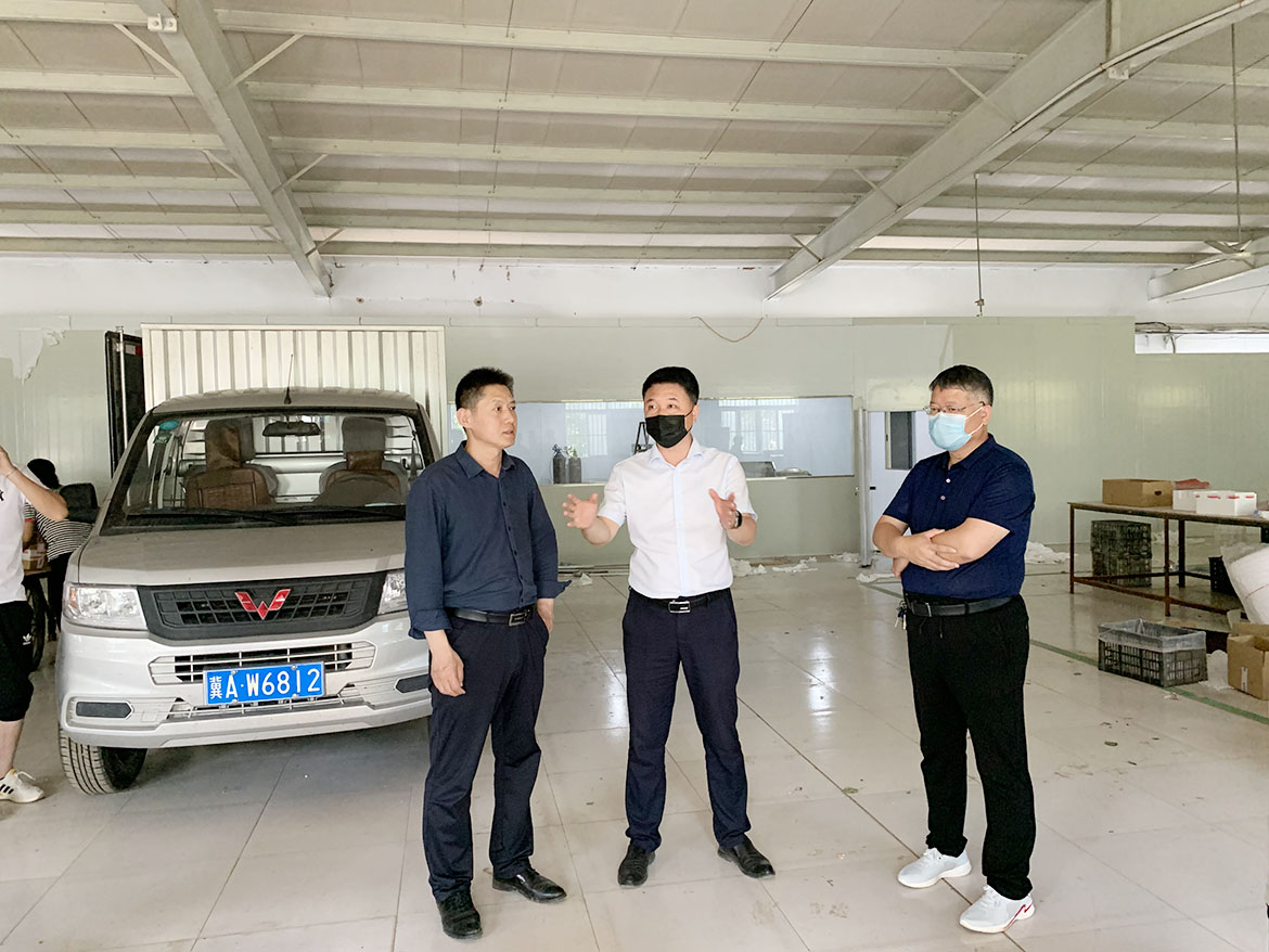 市扶贫办主任孟钊检查指导云大集车间工作